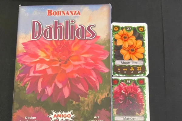 pudełko i kilka kart z gry Dahlias