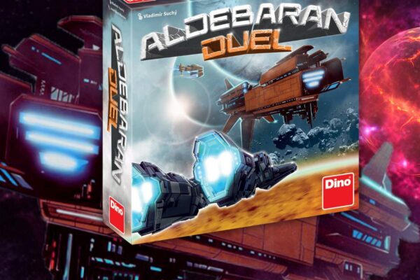 pudełko gry Aldebaran Duel, w tle statek kosmiczny