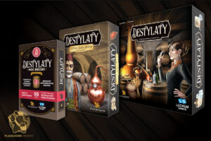 grafika prezentująca grę planszową Destylaty wraz z dwoma pudełkami dodatków w języku polskim