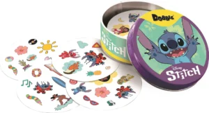 Grafika przedstawia grę „Dobble” w wersji z motywem Stitcha z filmu „Lilo i Stitch”. Widać metalowe opakowanie i karty ozdobione grafikami nawiązującymi do świata Stitcha. Idealna dla fanów animacji, gra oferuje szybkie wyszukiwanie i dopasowywanie symboli.