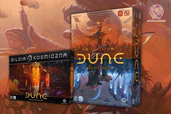 Dwa pudełka z gier planszowych „Dune: Gildia Kosmiczna” i „Dune: Wojna o Arrakis” na tle ilustracji przedstawiającej scenę z gigantycznym czerwiem pustyni w klimacie science fiction.