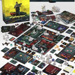 Rozbudowany zestaw elementów gry planszowej "Cyberpunk 2077: The Board Game" z widoczną planszą, figurkami, kartami oraz kośćmi, przedstawiony na jasnym tle, obok okładki gry w charakterystycznych żółtych barwach.