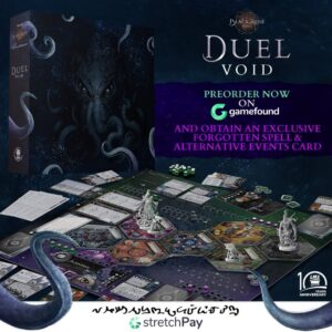 Pudełko gry „Black Rose Wars: Duel Void” na ciemnym tle z mrocznymi, ośmiornicowymi mackami. Na planszy rozłożone są karty, figurki i elementy gry. Tekst promuje możliwość przedsprzedaży na Gamefound, oferując ekskluzywne zaklęcie i alternatywne karty wydarzeń.