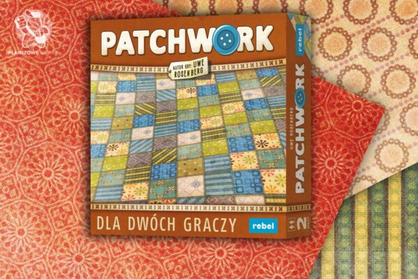 Pudełko gry planszowej Patchwork autorstwa Uwe Rosenberga, przeznaczonej dla dwóch graczy, z kolorową planszą imitującą patchwork oraz logo wydawnictwa Rebel.