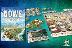 Pudełko gry planszowej Nowe Horyzonty wydawnictwa Lucrum Games, obok planszy do gry z elementami heksagonalnymi, żetonami oraz kartami, przedstawiające rozłożoną rozgrywkę.