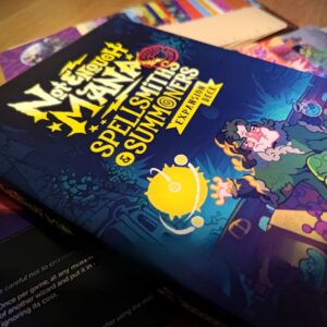 Rozszerzenie do gry Not Enough Mana: Spellsmith & Summoners, przedstawiające kolorową okładkę z ilustracją czarodzieja i magicznej istoty.