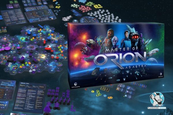 „Rozłożona gra planszowa ‘Master of Orion: Adastra’ z bogatym zestawem elementów, takich jak heksagonalna plansza z kolorowymi znacznikami i figurkami oraz karty graczy z instrukcjami. Obok widoczne jest pudełko gry z grafiką przedstawiającą kosmicznych bohaterów i statki kosmiczne na tle gwiazd.