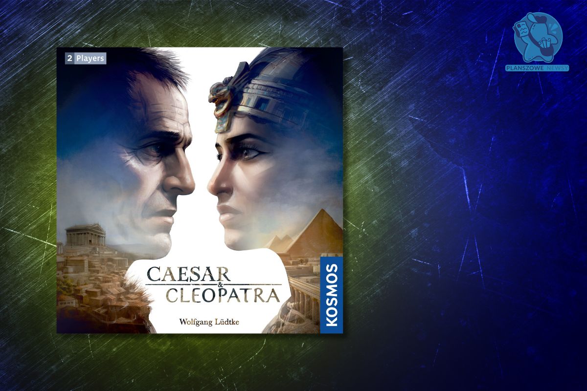 Okładka gry planszowej ‘Caesar & Cleopatra’ autorstwa Wolfganga Lüdtke, wydanej przez Kosmos. Ilustracja przedstawia zbliżenie twarzy Juliusza Cezara i Kleopatry zwróconych ku sobie, z intensywnym spojrzeniem. W tle widoczne są starożytne budowle – rzymskie świątynie i egipskie piramidy, symbolizujące dwa światy, które zderzają się w grze.