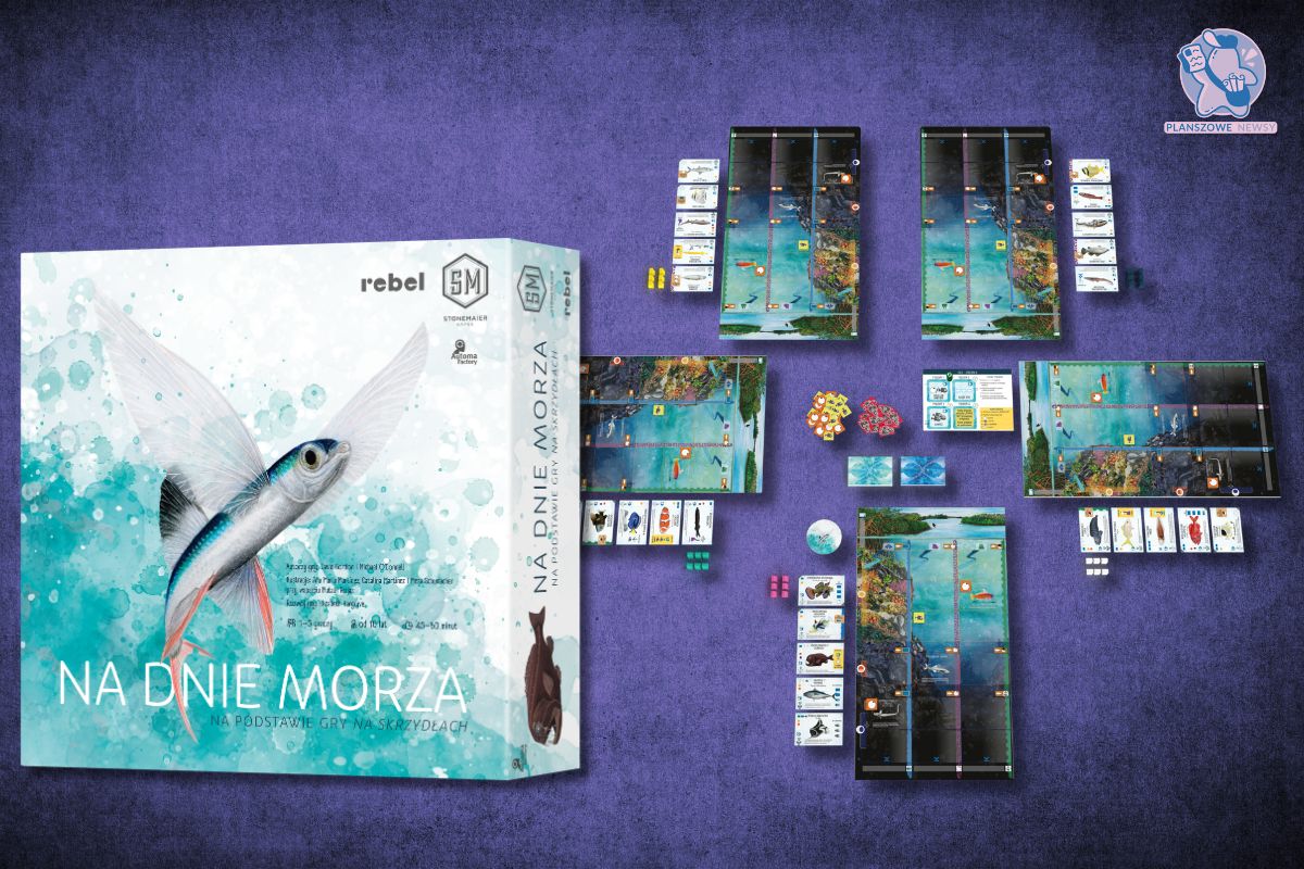 udełko gry planszowej „Na Dnie Morza” z realistyczną ilustracją ryby. Obok rozłożona plansza z podwodnymi lokacjami, kartami i kolorowymi znacznikami.