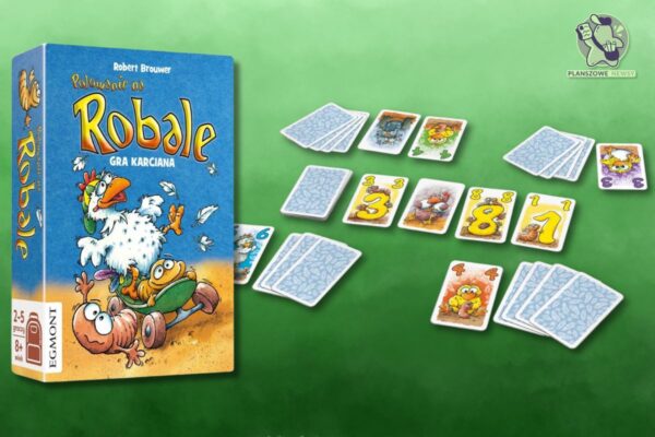 Okładka gry karcianej „Polowanie na Robale” z ilustracjami kurczaków i robaków oraz rozłożonym zestawem kart na zielonym tle.