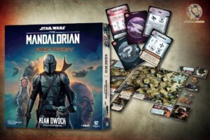 Gra planszowa Star Wars: The Mandalorian – Przygodowy dodatek Klan Dwóch, z ilustracją głównych bohaterów, kartami i elementami rozgrywki.