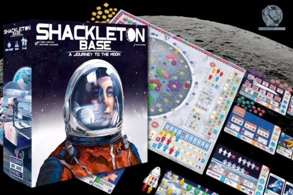 Shackleton Base: A Journey to the Moon po polsku jeszcze w 2025 roku! Hitowa zapowiedź wydawnictwa Galakta Pudełko z grą planszową Shackleton Base leżące obok rozłożonych elementów gry na tle księżycowego krajobrazu.