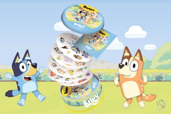 Pudełko gry Dobble Bluey z którego wylatują karty.